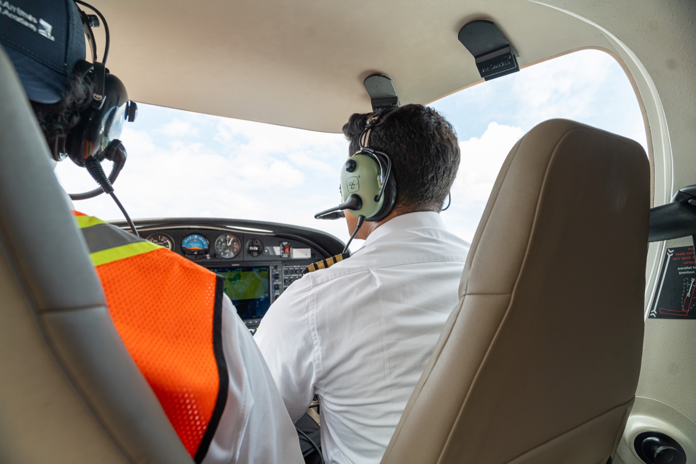 Instructor y estudiante de ALAS durante una sesión de vuelo