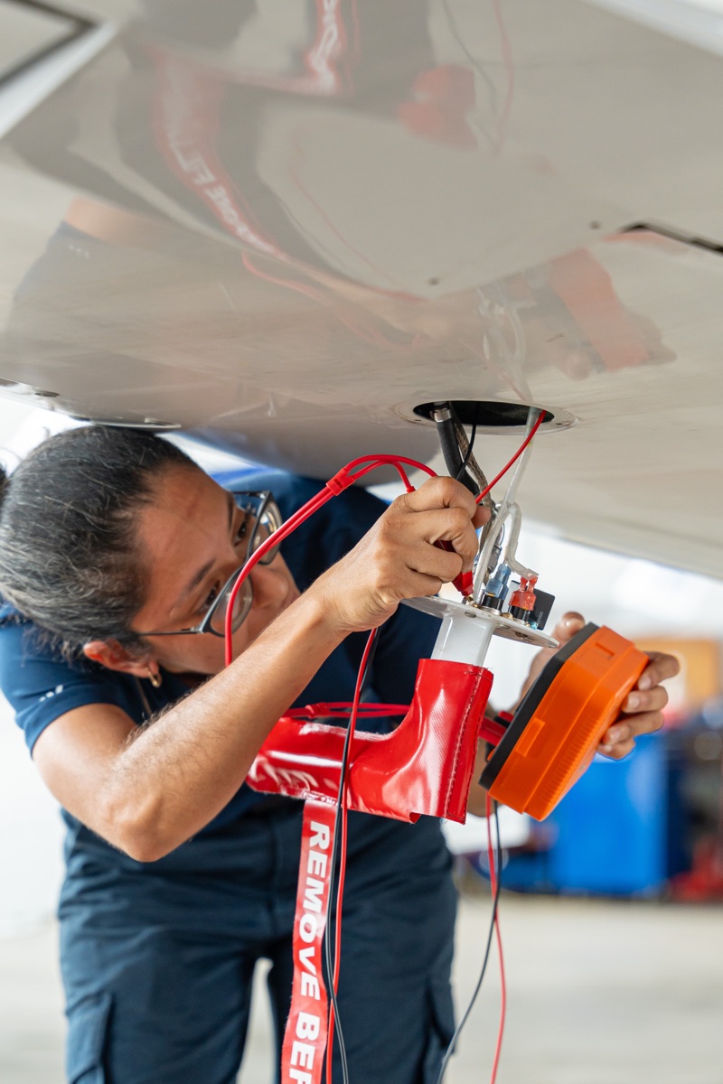 Técnico realizando una inspección en una aeronave de ALAS