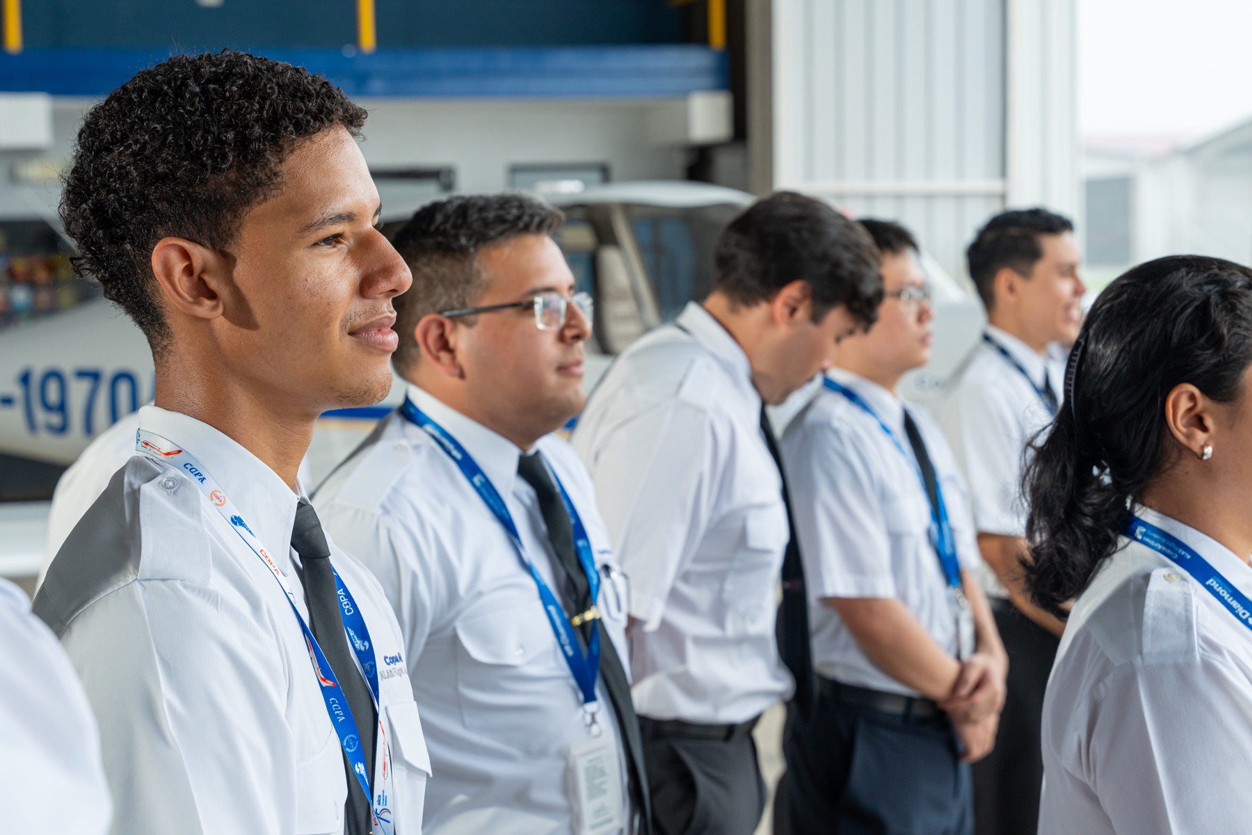 Estudiantes e instructores de ALAS reunidos en el hangar